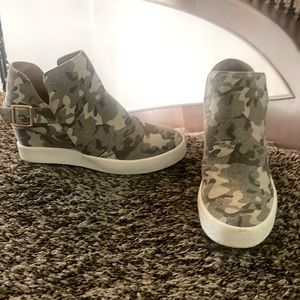 PINK LILY Camo wedges